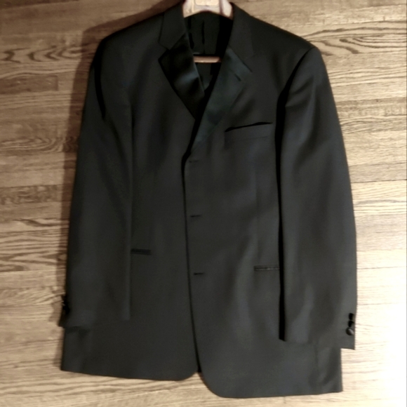 Hugo Boss suit - Picture 4 of 7